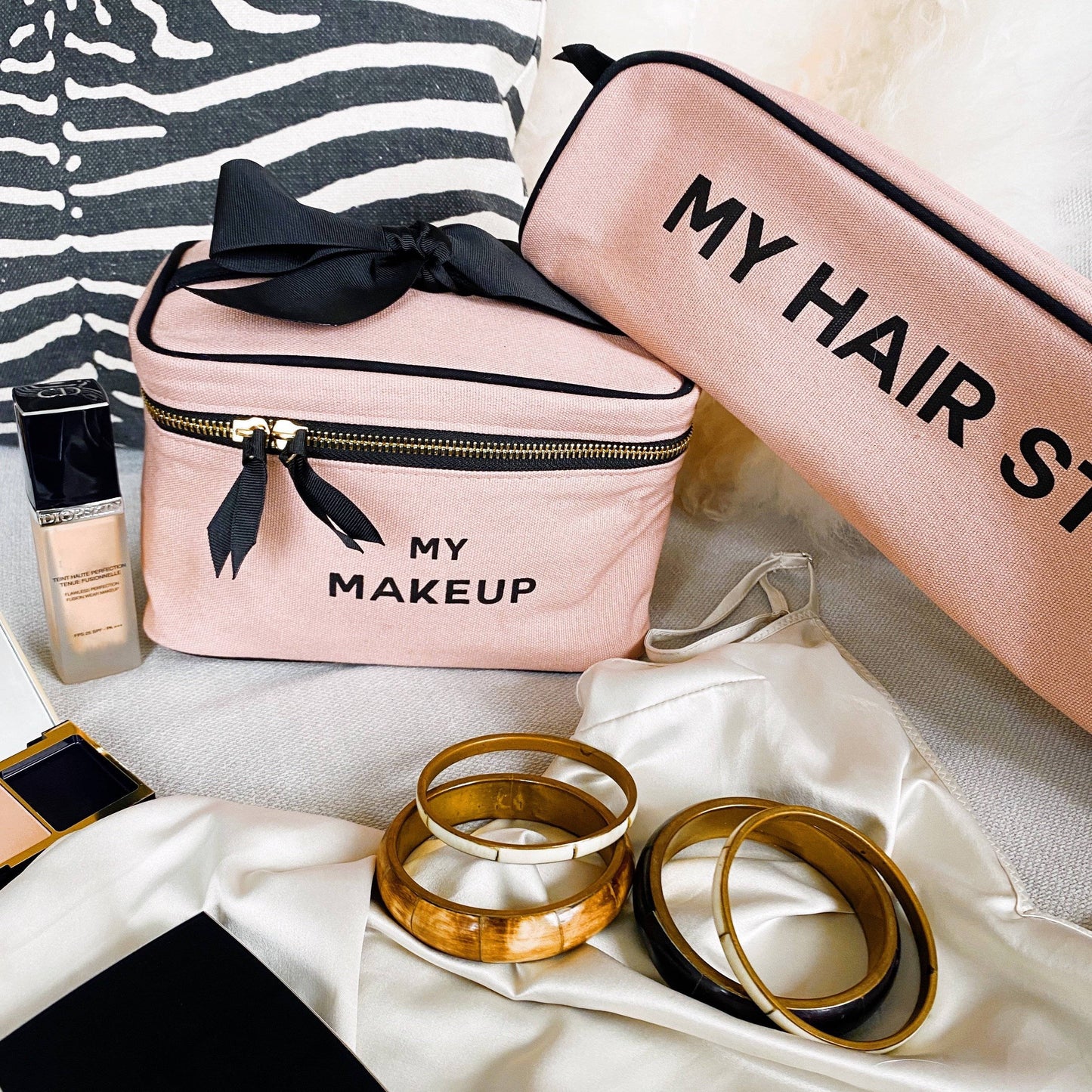 
                                      
                                        Bijoux, maquillage Dior et vêtements avec une trousse de maquillage rose et une trousse à cheveux roses
                                      
                                    