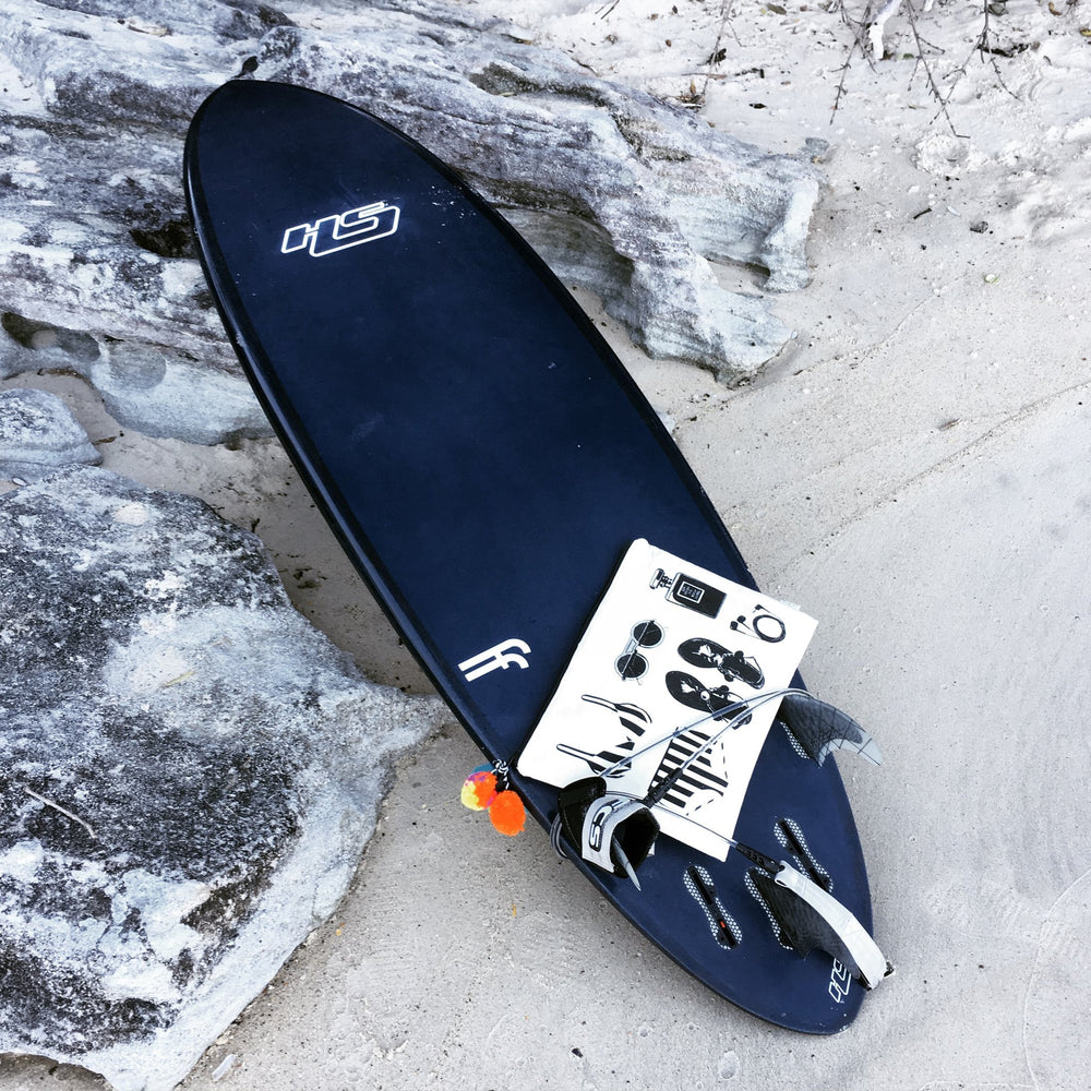 
                                      
                                        Planche de surf et pochette de plage imperméable sur la plage de sable.
                                      
                                    