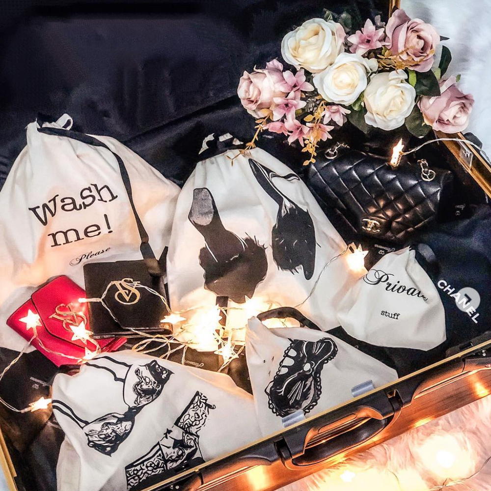 Valise remplie de fleurs, un sac à main Chanel, un sac de lingerie, des sacs à linge et un sac à chaussures.