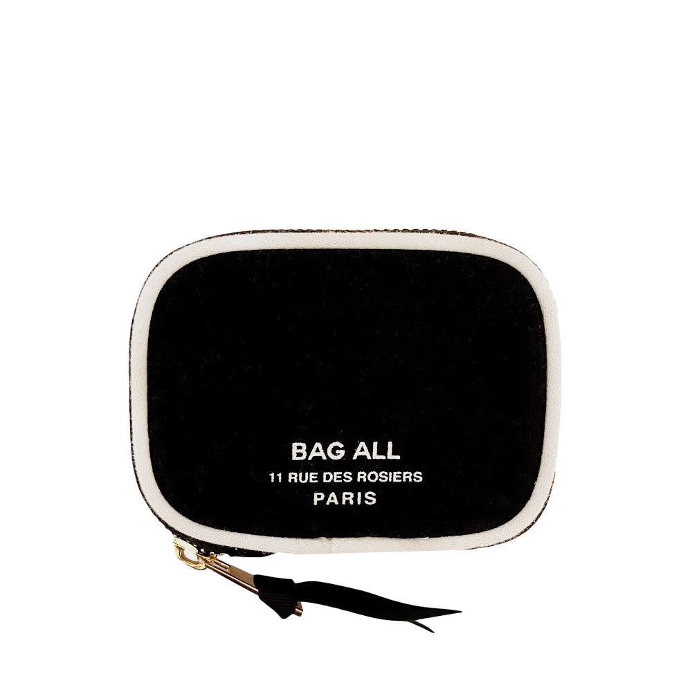 
                                      
                                        Portefeuille noir Bag-All pour les nécessités de tous les jours.
                                      
                                    