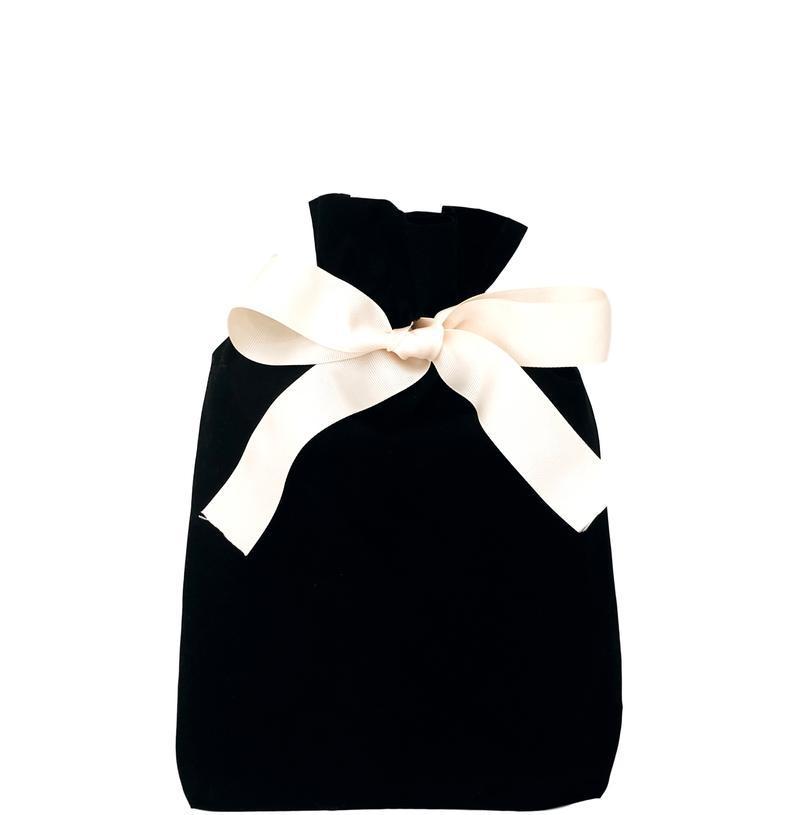 
                                      
                                        Un sac cadeau réutilisable noir de taille moyenne.
                                      
                                    