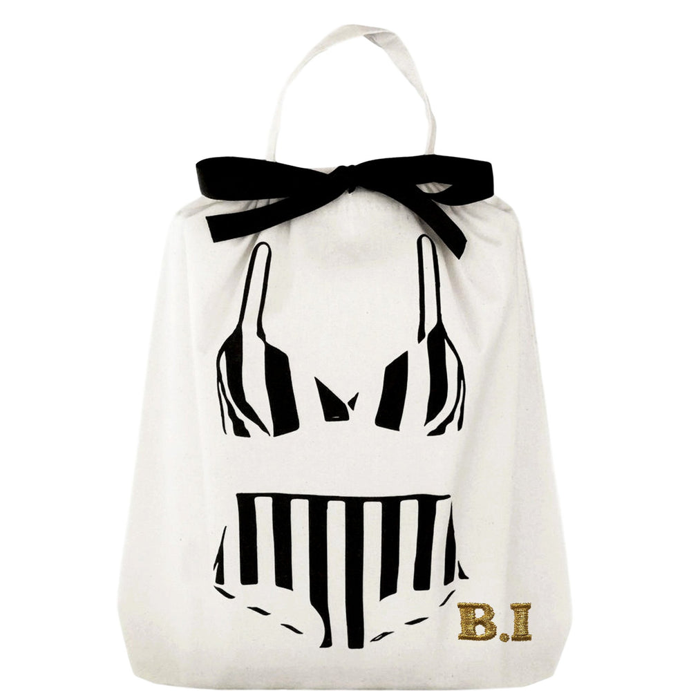 Un sac de bikini rayé avec monogramme "B.I" dans le coin inférieur.