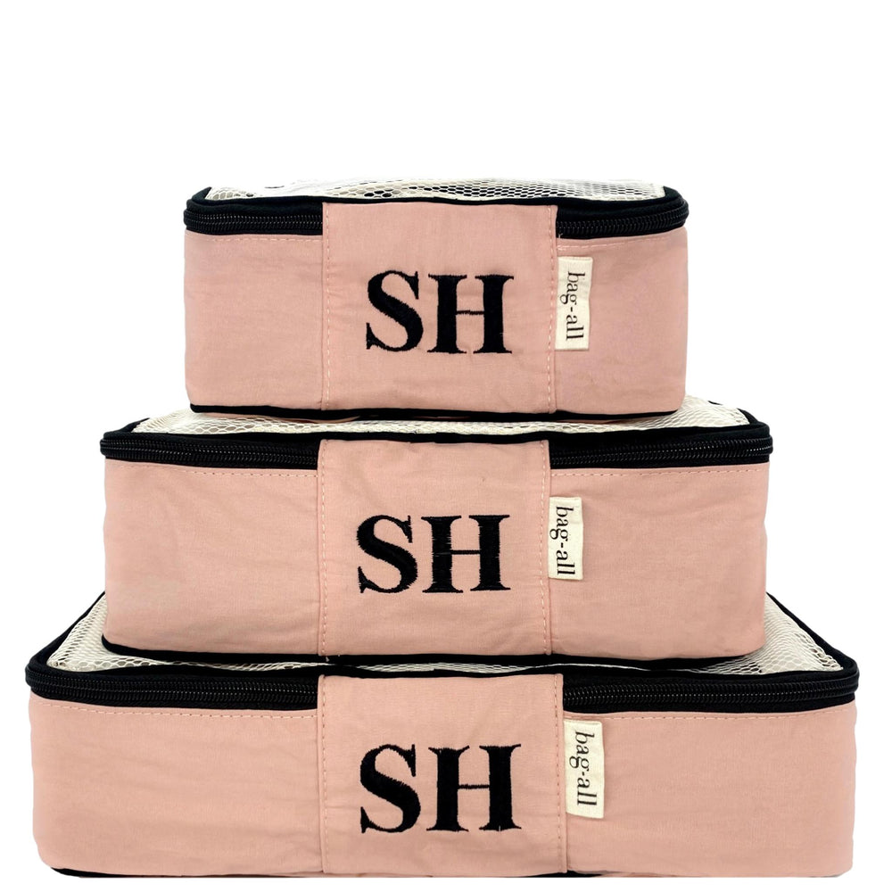 
                                      
                                        3 cubes d'emballage roses avec monogramme "SH".
                                      
                                    