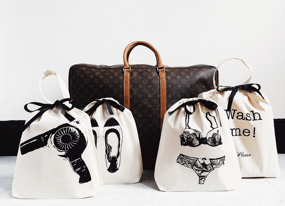 
                                      
                                        Sèche-cheveux, sac de lingerie, sac de ballerines et sac à linge dans un sac de sport Louis Vuitton.
                                      
                                    